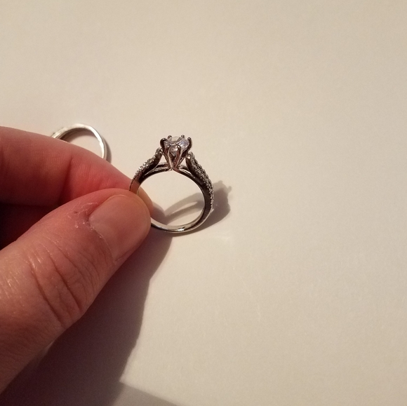 Beautiful white Crystal Zircon ring! - Picture 5 of 7